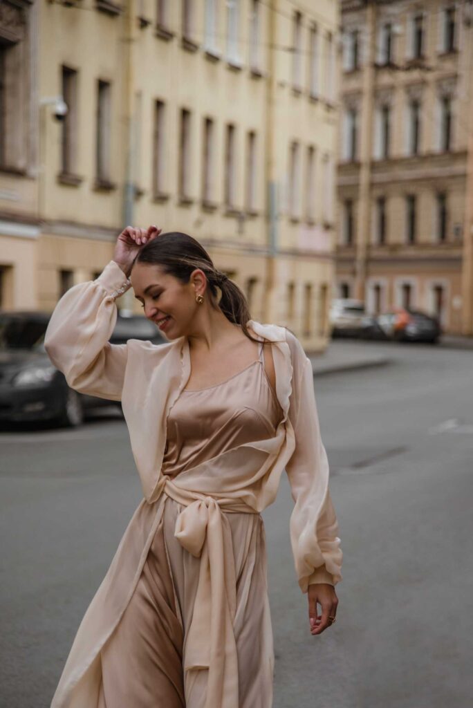 Photo Romantic photo shoot in satin Milana set