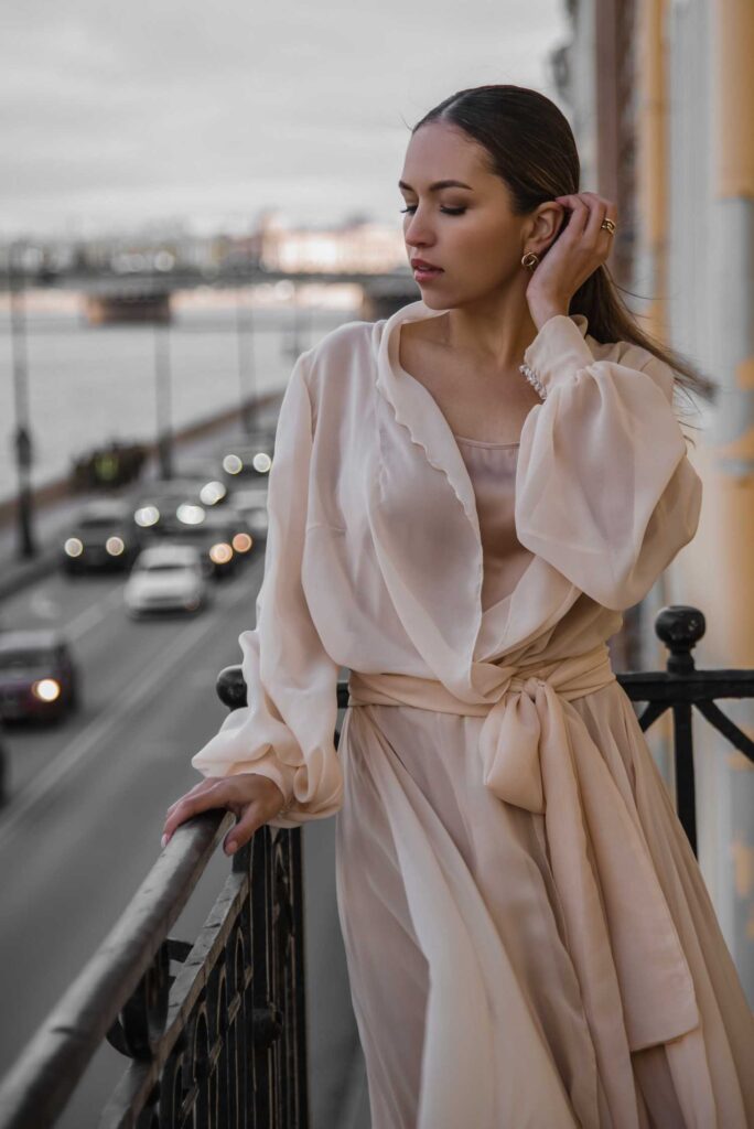 Photo Romantic photo shoot in satin Milana set
