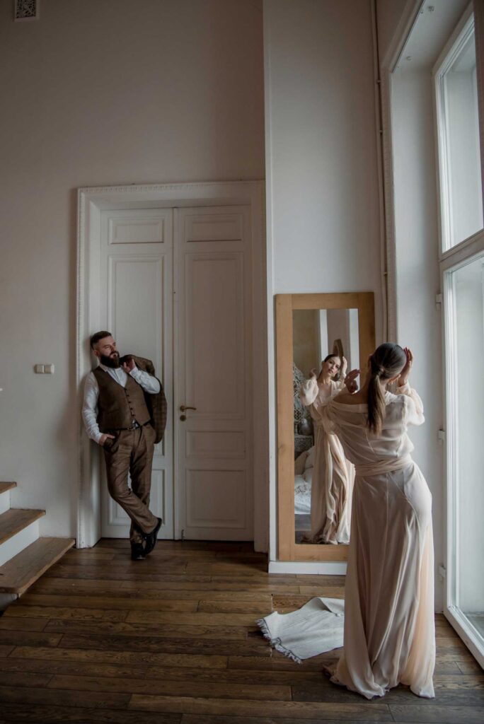 Photo Romantic photo shoot in satin Milana set