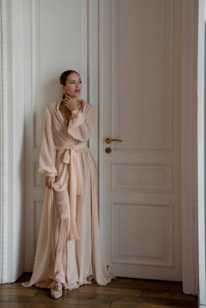 Photo Romantic photo shoot in satin Milana set