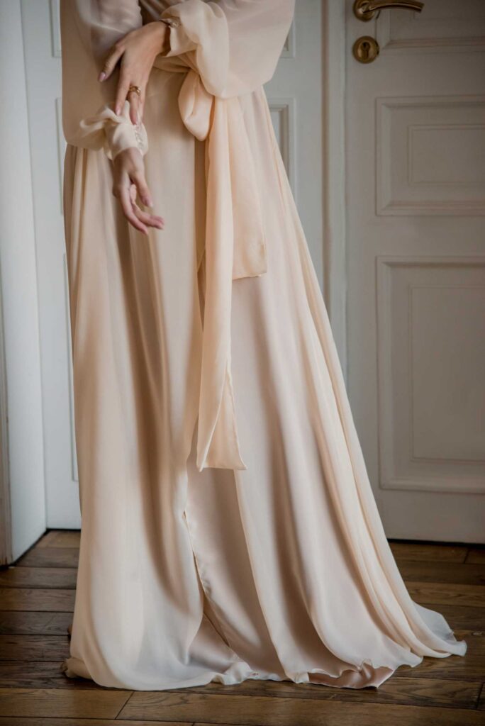 Photo Romantic photo shoot in satin Milana set