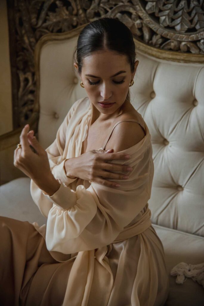 Photo Romantic photo shoot in satin Milana set