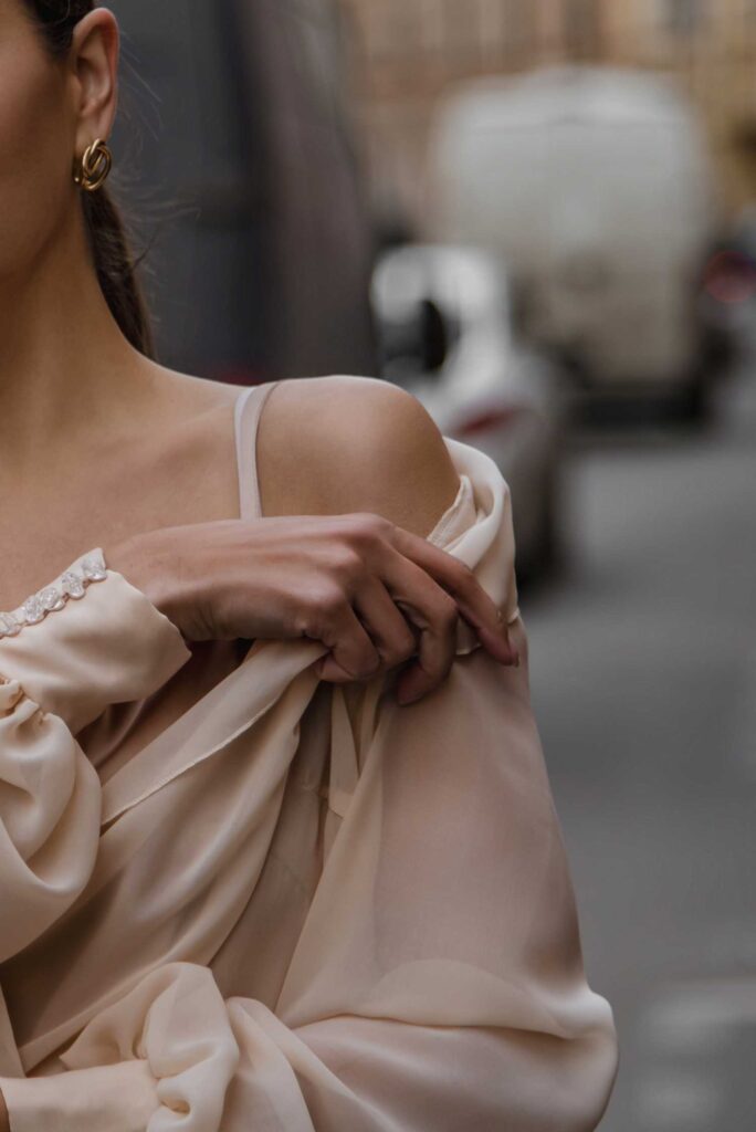 Photo Romantic photo shoot in satin Milana set