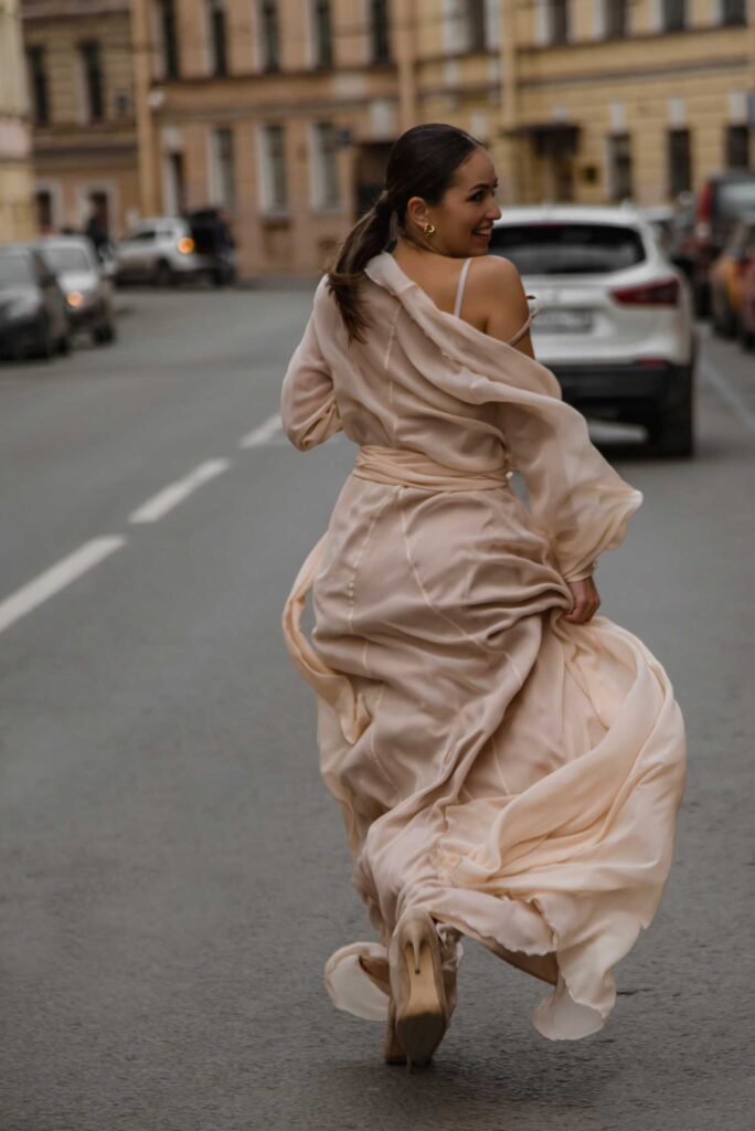 Photo Romantic photo shoot in satin Milana set