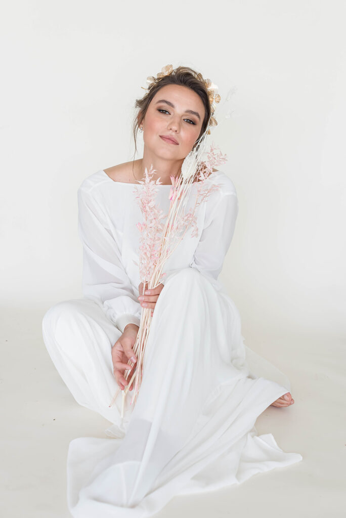Photo Shooting a bride in a Nirvana wedding dress