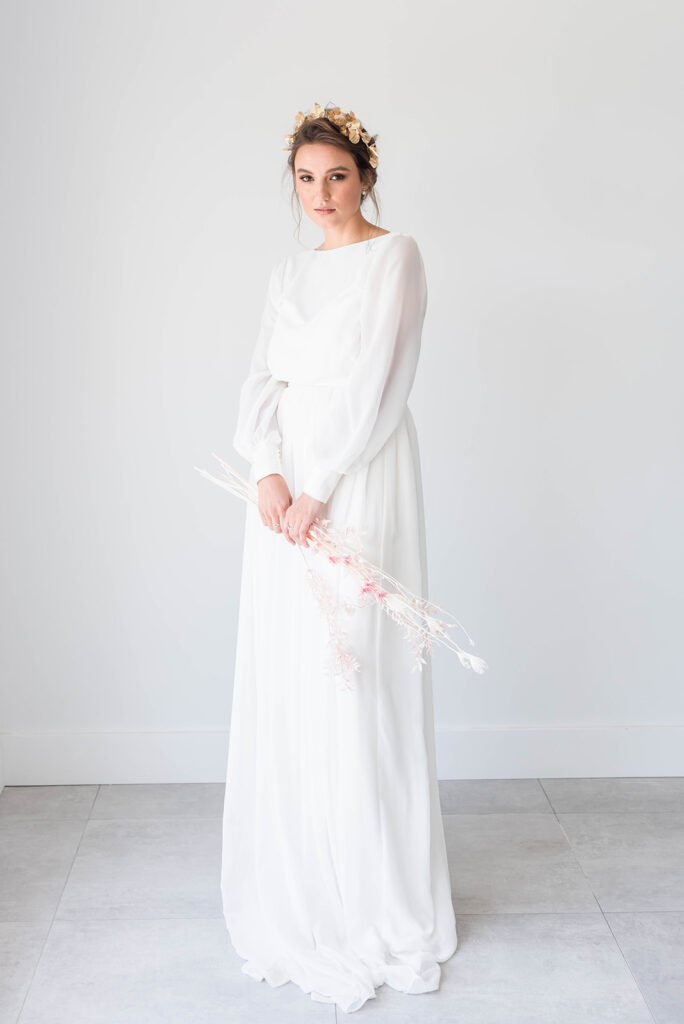 Photo Shooting a bride in a Nirvana wedding dress