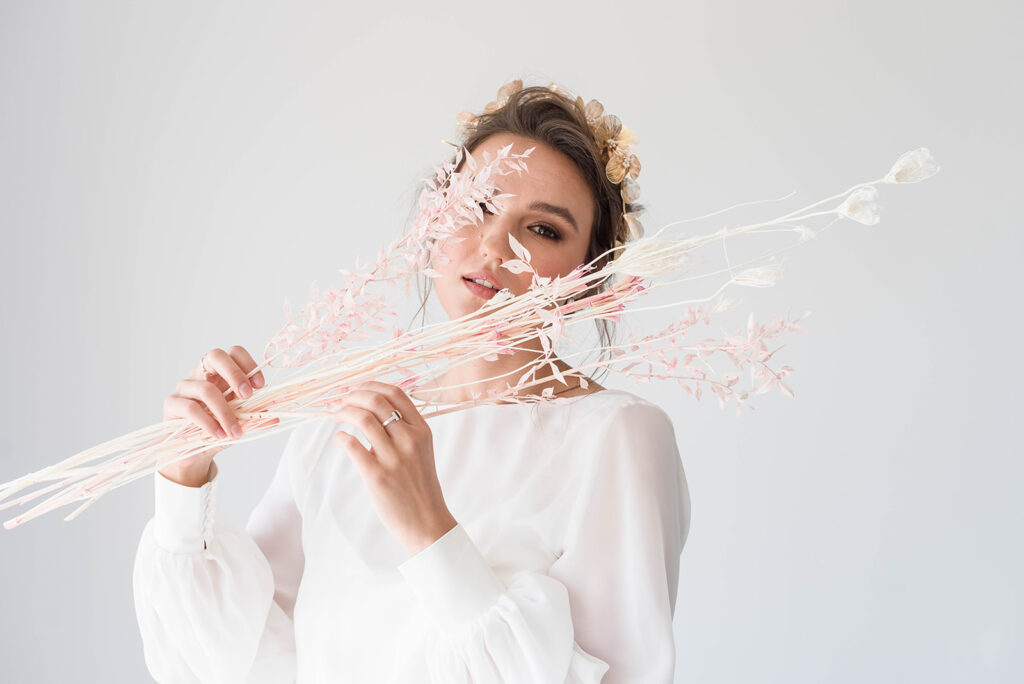 Photo Shooting a bride in a Nirvana wedding dress