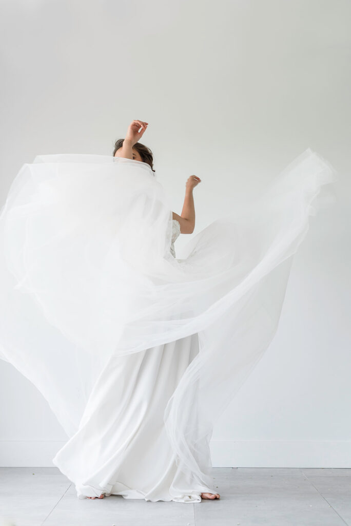 Photo Shooting a bride in a Nirvana wedding dress