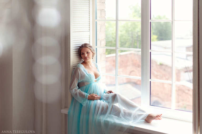 Pregnant photo shoot of Lyubov in Vivien’s boudoir dress
