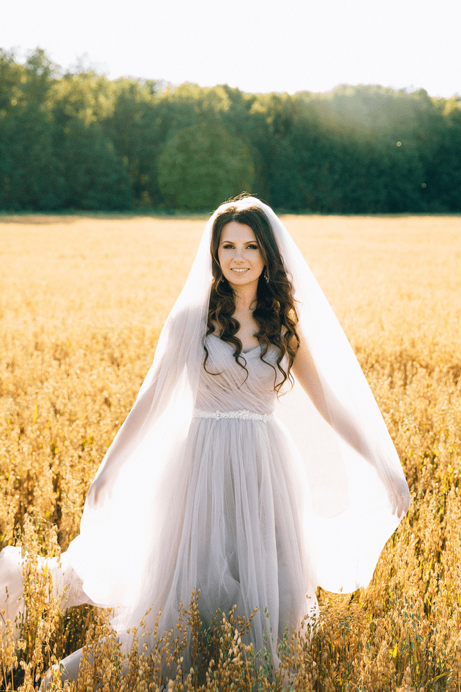 Bride Julia, in a Trudy wedding dress and a chic veil from Boudoir-Wedding